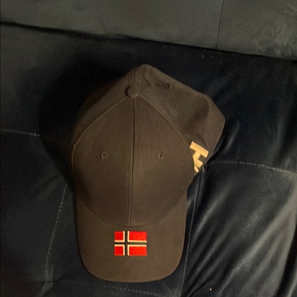 Helly Hansen Black and Red Hat with Embroidered Flag - Picture 11 of 11